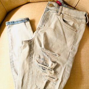 SO Ripped Low-Rise Ankle Jeans